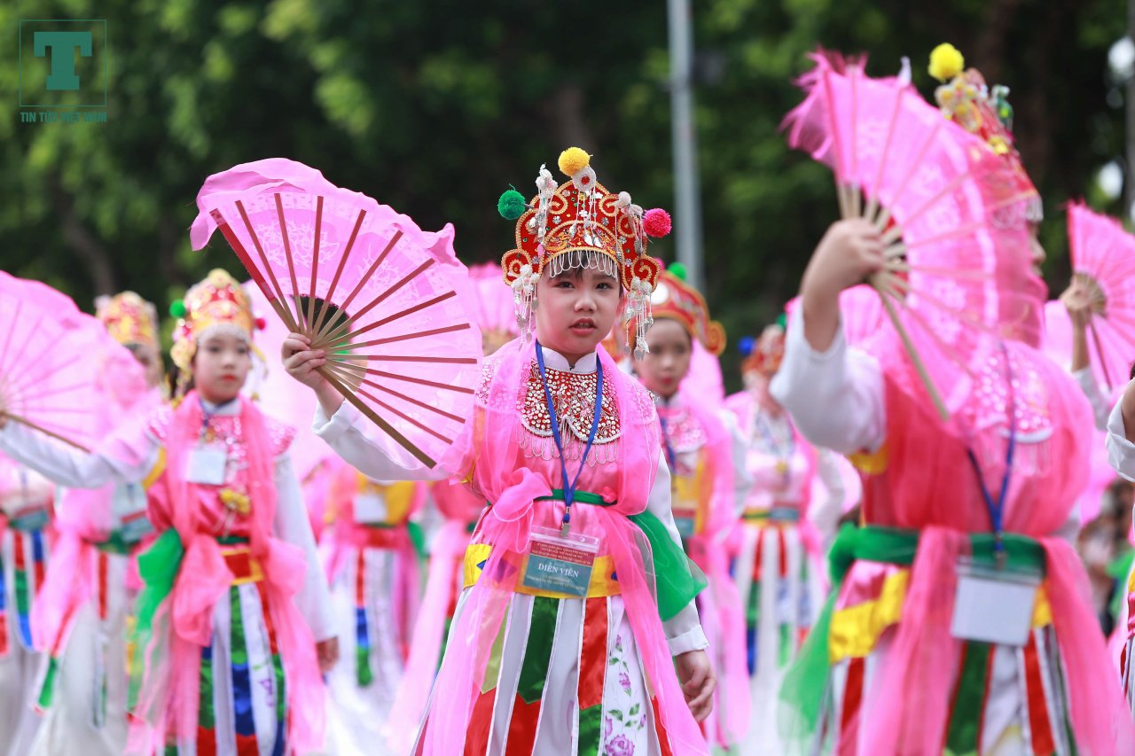 5000-nguoi-bieu-dien-tren-pho-di-bo-ky-niem-10-nam-ha-noi-mo-rong