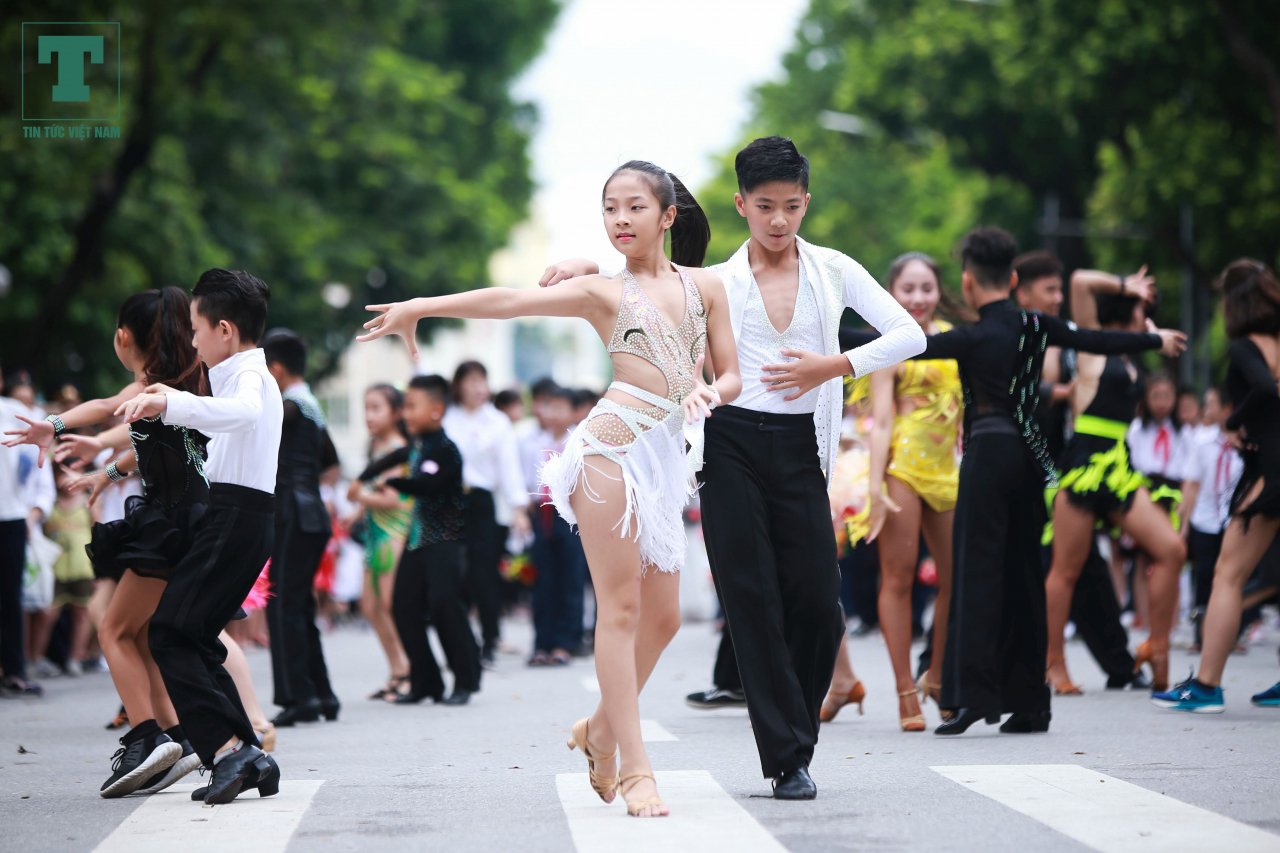 5000-nguoi-bieu-dien-tren-pho-di-bo-ky-niem-10-nam-ha-noi-mo-rong