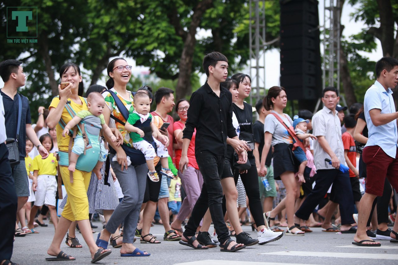 5000-nguoi-bieu-dien-tren-pho-di-bo-ky-niem-10-nam-ha-noi-mo-rong