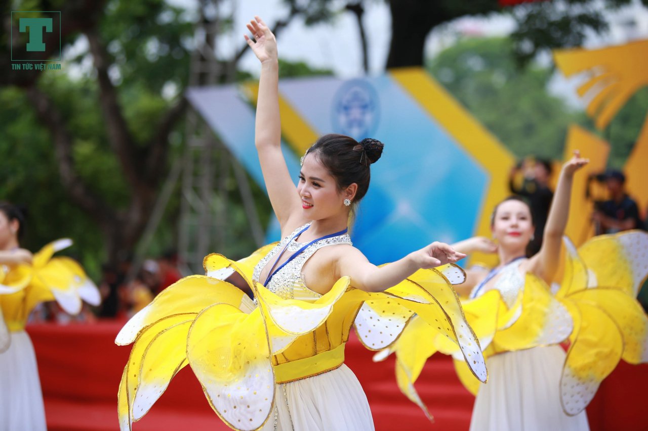 5000-nguoi-bieu-dien-tren-pho-di-bo-ky-niem-10-nam-ha-noi-mo-rong