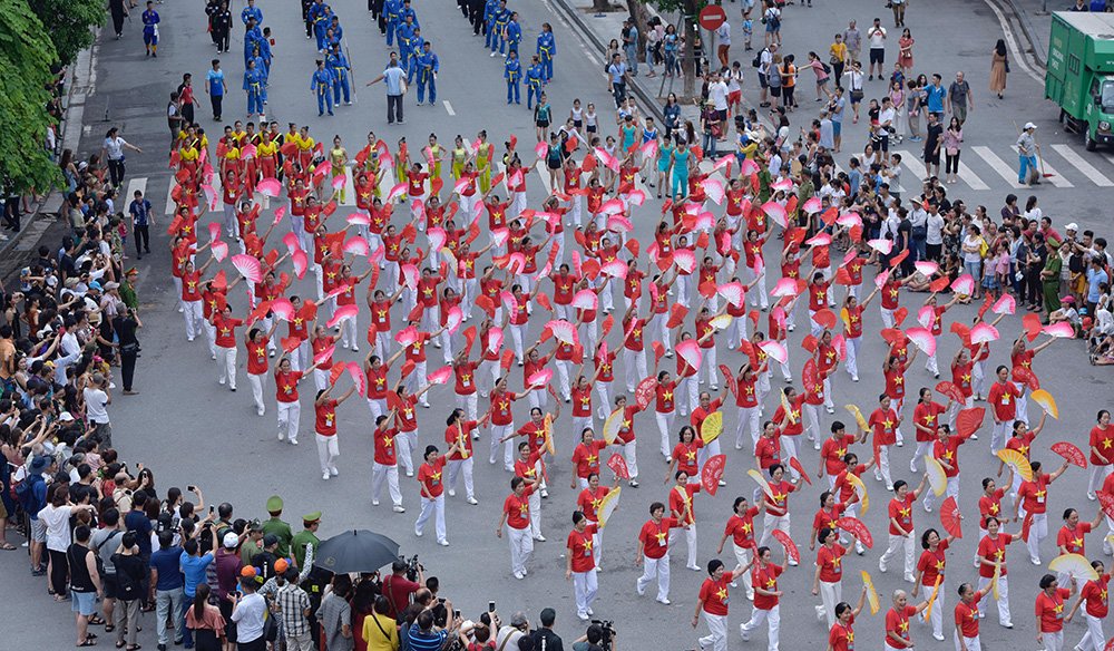 5000-nguoi-bieu-dien-tren-pho-di-bo-ky-niem-10-nam-ha-noi-mo-rong