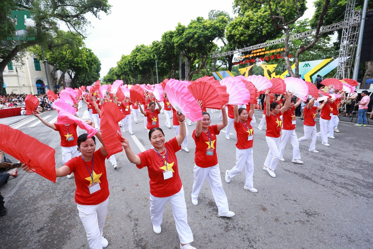 5000-nguoi-bieu-dien-tren-pho-di-bo-ky-niem-10-nam-ha-noi-mo-rong