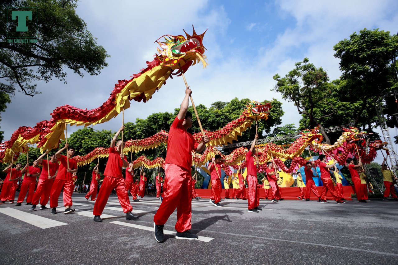 5000-nguoi-bieu-dien-tren-pho-di-bo-ky-niem-10-nam-ha-noi-mo-rong