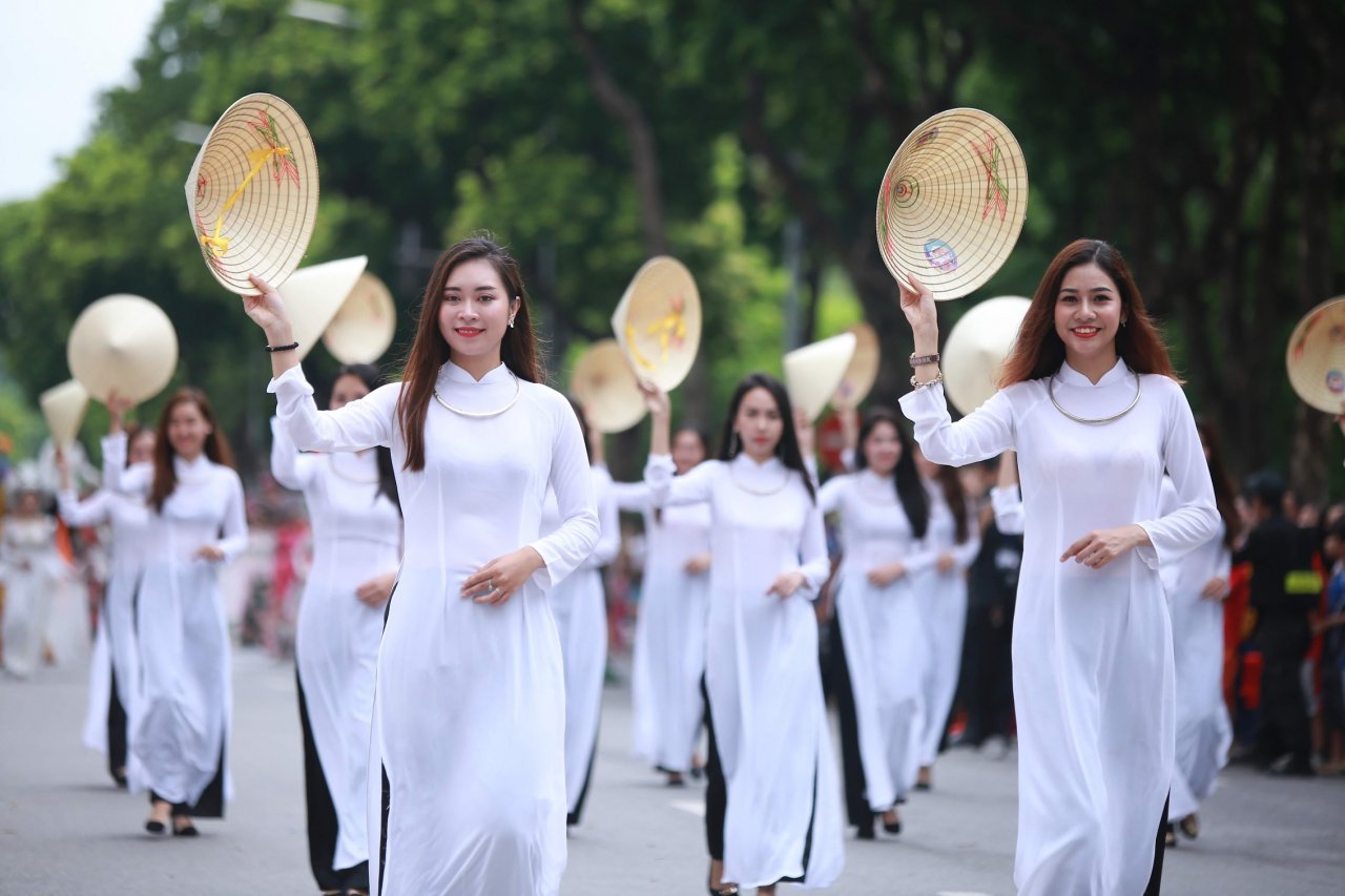 le-hoi-duong-pho-voi-hon-5000-nguoi-bieu-dien-chao-mung-ky-niem-10-nam-ha-noi-mo-rong