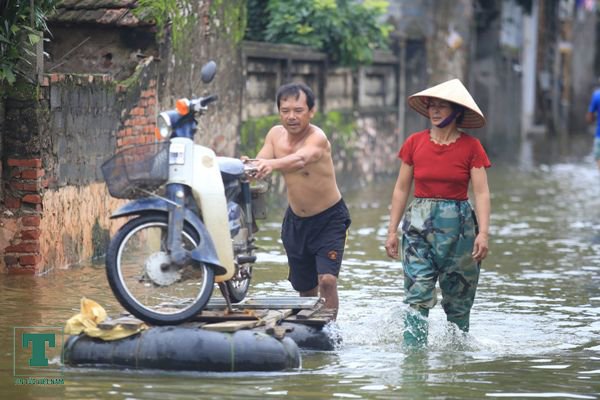 rac-thai-bua-vay-nguoi-dan-ngoai-thanh-ha-noi-sau-mot-tuan-mua-lu