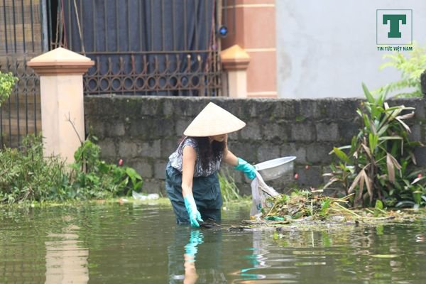 rac-thai-bua-vay-nguoi-dan-ngoai-thanh-ha-noi-sau-mot-tuan-mua-lu