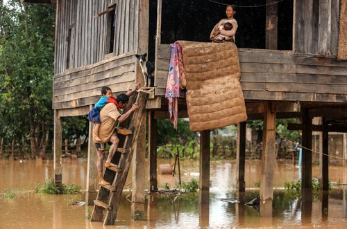 Đêm chạy lũ của người Việt ở Lào
