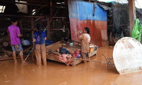 Đêm chạy lũ của người Việt ở Lào