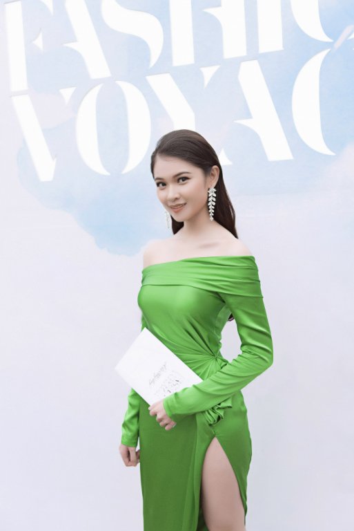 dan-my-nhan-viet-lang-xe-mau-xanh-la-hot-trend-ai-xuat-sac-hon-ai
