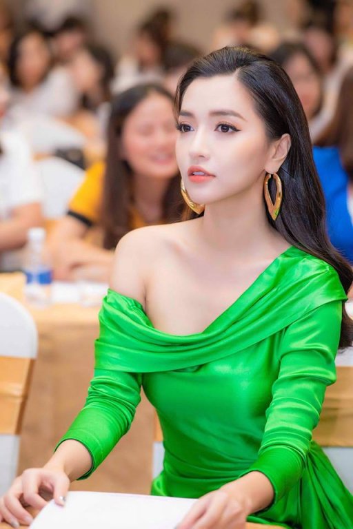 dan-my-nhan-viet-lang-xe-mau-xanh-la-hot-trend-ai-xuat-sac-hon-ai
