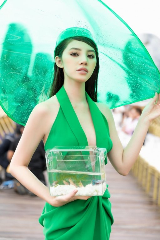 dan-my-nhan-viet-lang-xe-mau-xanh-la-hot-trend-ai-xuat-sac-hon-ai