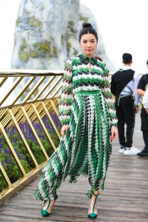 dan-my-nhan-viet-lang-xe-mau-xanh-la-hot-trend-ai-xuat-sac-hon-ai