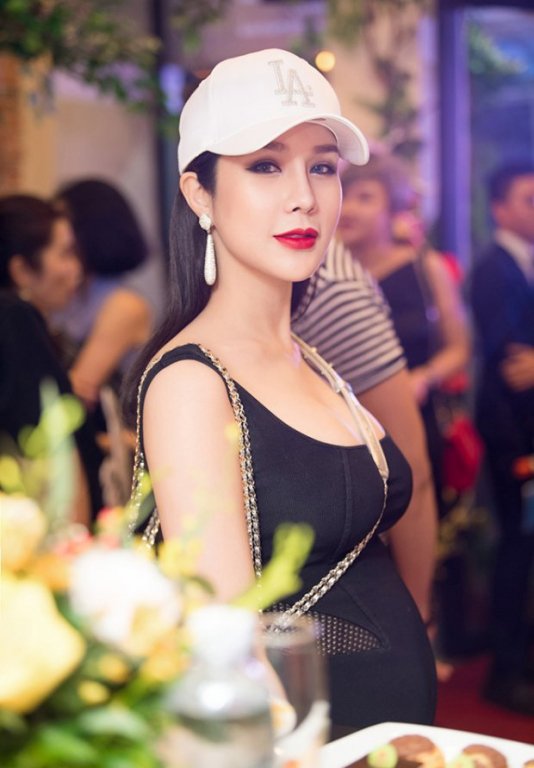 diep-lam-anh-bat-ngo-gay-tranh-cai-khi-bau-to-vuot-mat-van-mac-vay-bo-sat-di-giay-cao-got