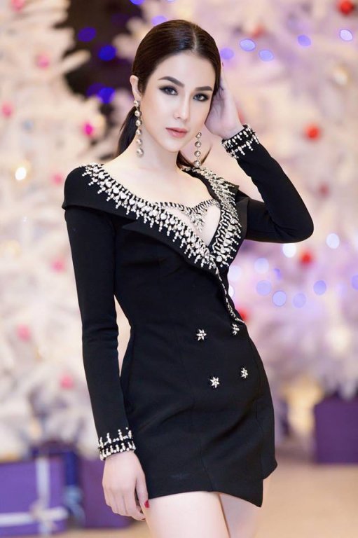 diep-lam-anh-bat-ngo-gay-tranh-cai-khi-bau-to-vuot-mat-van-mac-vay-bo-sat-di-giay-cao-got