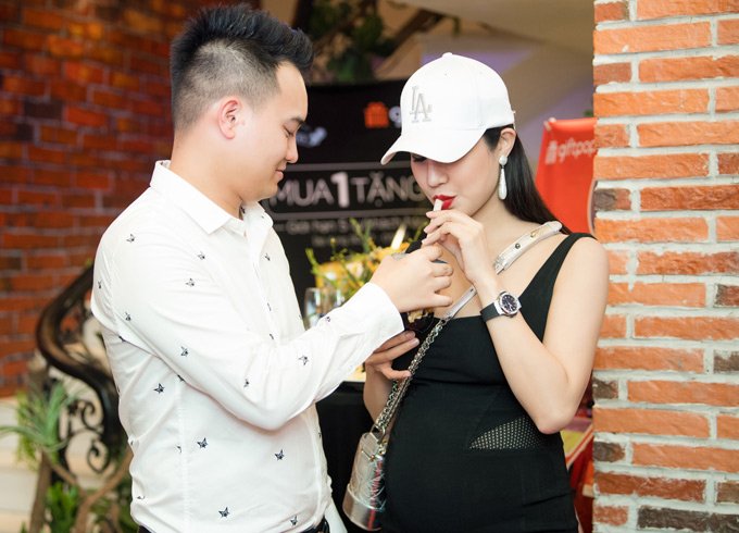 diep-lam-anh-bat-ngo-gay-tranh-cai-khi-bau-to-vuot-mat-van-mac-vay-bo-sat-di-giay-cao-got