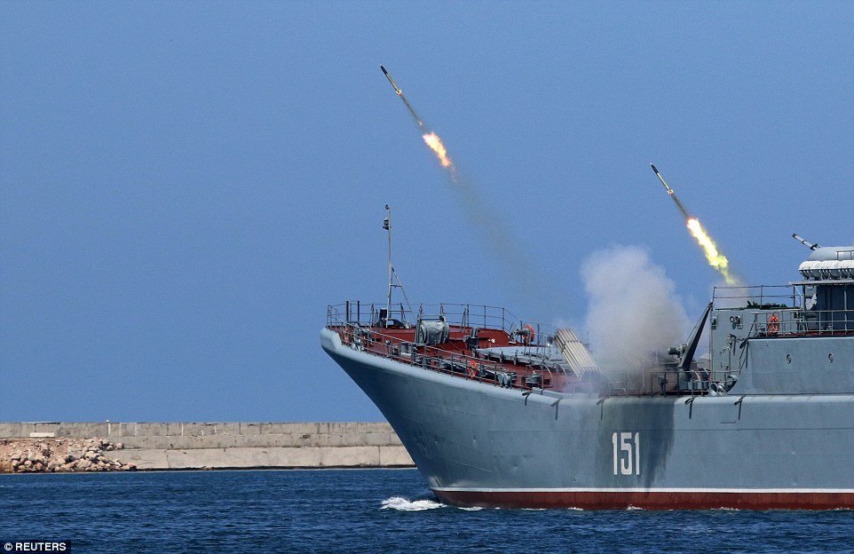 TT Putin quan sát tàu chiến Nga phô diễn sức mạnh trong ngày Hải quân hình ảnh 5 TT Putin quan sát tàu chiến Nga phô diễn sức mạnh trong ngày Hải quân