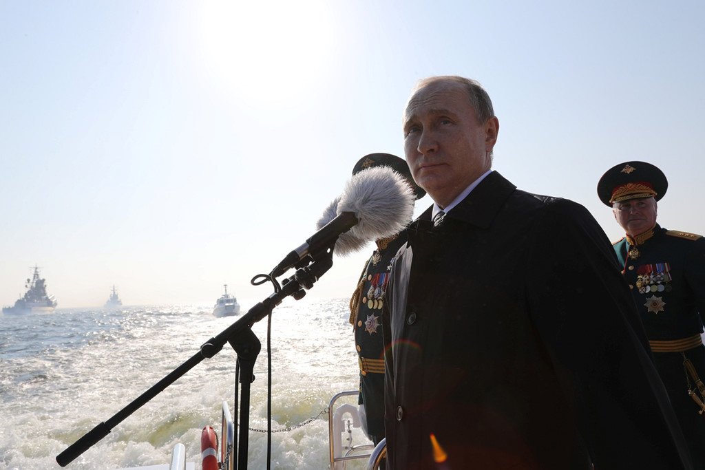 TT Putin quan sát tàu chiến Nga phô diễn sức mạnh trong ngày Hải quân
