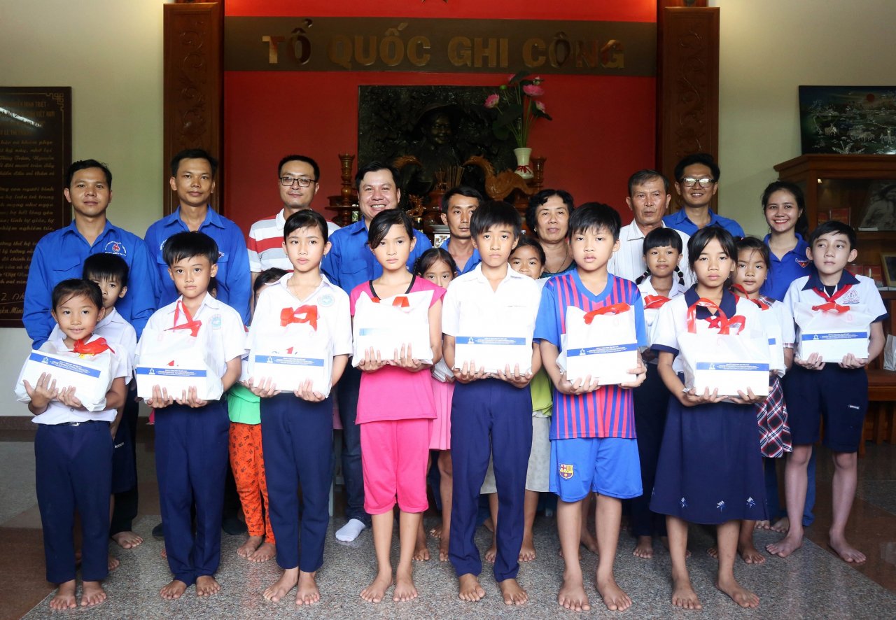 tan-hiep-phat-trao-hoc-bong-cho-hoc-sinh-co-hoan-canh-kho-khan-o-tien-giang