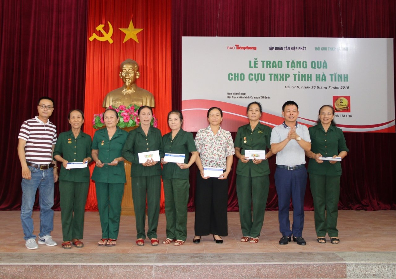 tan-hiep-phat-trao-hoc-bong-cho-hoc-sinh-co-hoan-canh-kho-khan-o-tien-giang