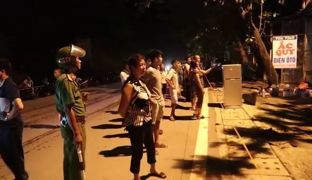 hoa-binh-35-ho-dan-phai-di-doi-trong-dem-do-sat-lo
