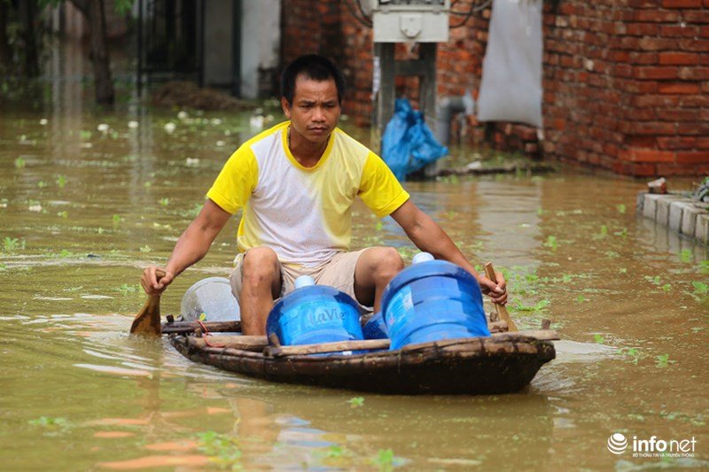 Sau hơn 1 ngày vỡ đê, dân Chương Mỹ vẫn ngụp lặn trong biển nước
