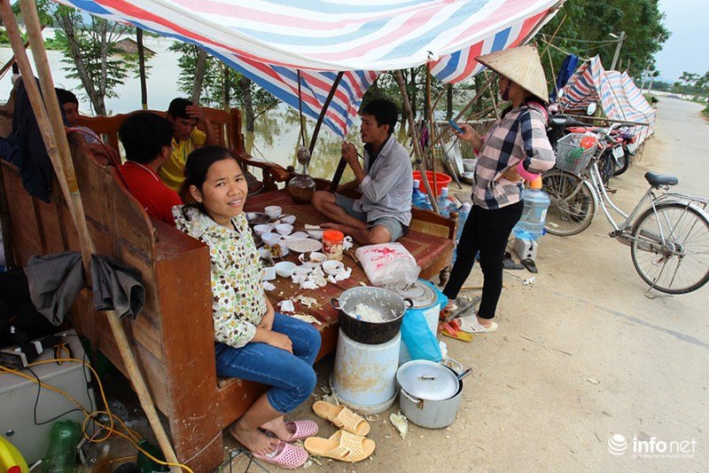 Sau hơn 1 ngày vỡ đê, dân Chương Mỹ vẫn ngụp lặn trong biển nước
