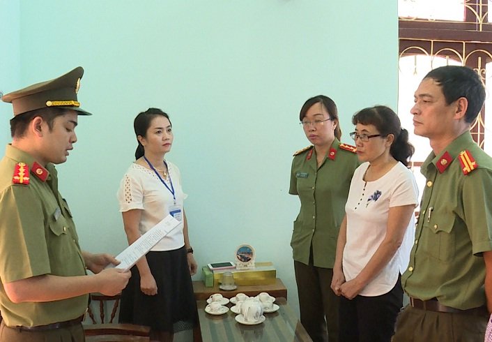 khoi-to-pho-giam-doc-cung-4-can-bo-giao-duc-vu-gian-lan-thi-cu-o-son-la