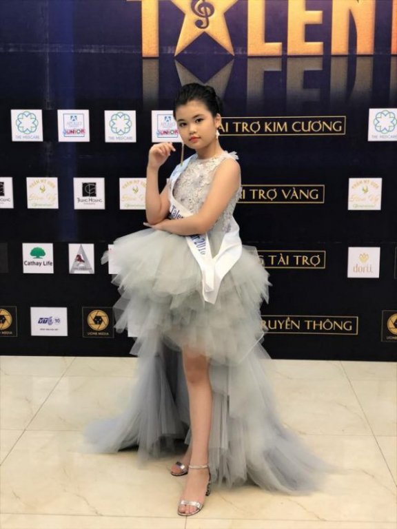 nhan-sac-noi-bat-cua-be-gai-viet-10-tuoi-vua-dang-quang-hoa-hau-nhi-chau-a-thai-binh-duong-2018