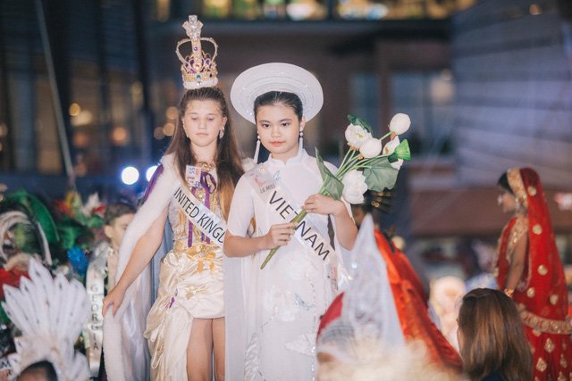 nhan-sac-noi-bat-cua-be-gai-viet-10-tuoi-vua-dang-quang-hoa-hau-nhi-chau-a-thai-binh-duong-2018