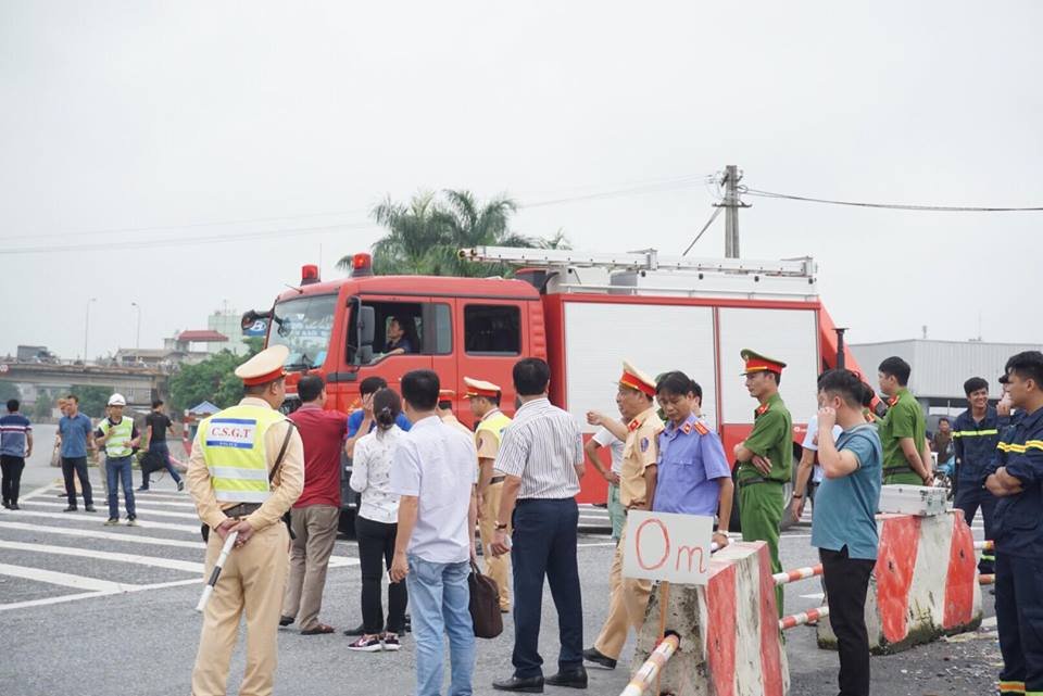 cong-an-dung-lai-hien-truong-vu-xe-khach-va-cham-voi-xe-cuu-hoa-tren-cao-toc-phap-van-cau-gie-khien-mot-chien-si-pccc-tu-vong