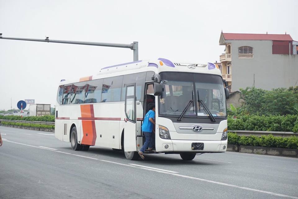 cong-an-dung-lai-hien-truong-vu-xe-khach-va-cham-voi-xe-cuu-hoa-tren-cao-toc-phap-van-cau-gie-khien-mot-chien-si-pccc-tu-vong