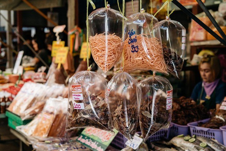 Cận cảnh khu chợ ngay cạnh đường sắt nguy hiểm nhất thế giới