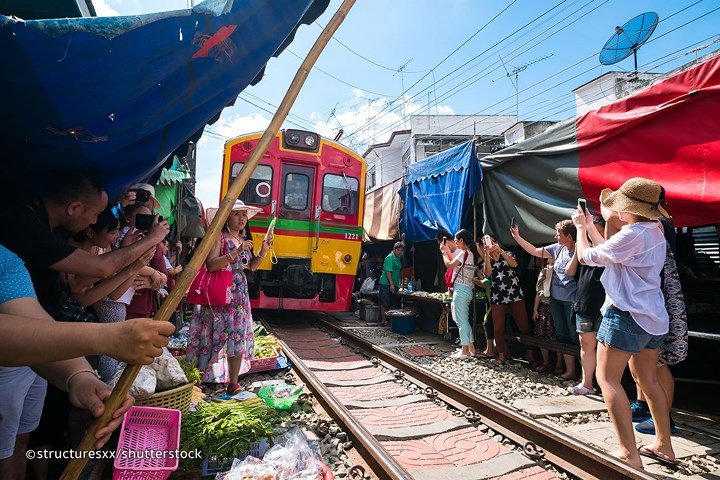Cận cảnh khu chợ ngay cạnh đường sắt nguy hiểm nhất thế giới