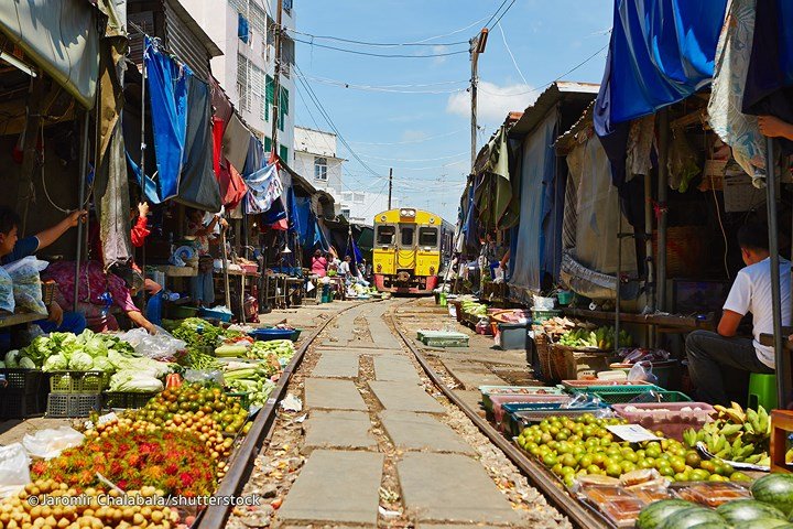 Cận cảnh khu chợ ngay cạnh đường sắt nguy hiểm nhất thế giới