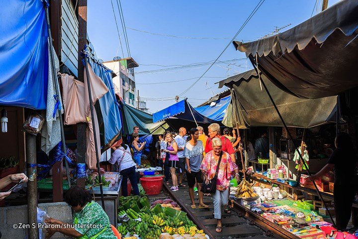 Cận cảnh khu chợ ngay cạnh đường sắt nguy hiểm nhất thế giới