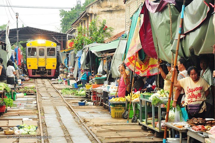 Cận cảnh khu chợ ngay cạnh đường sắt nguy hiểm nhất thế giới