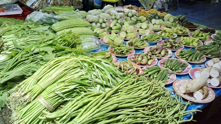 Cận cảnh khu chợ ngay cạnh đường sắt nguy hiểm nhất thế giới