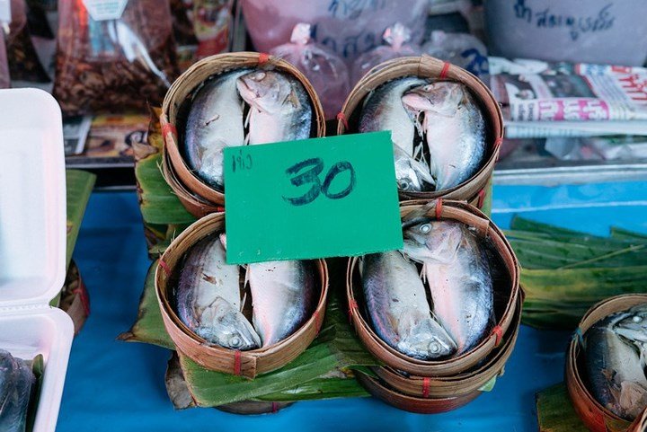 Cận cảnh khu chợ ngay cạnh đường sắt nguy hiểm nhất thế giới