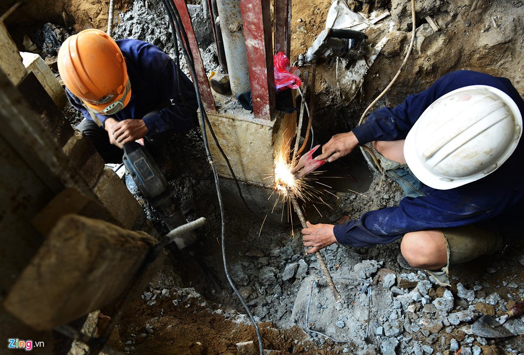 'Thần đèn' nâng nhà thờ 5.500 tấn ở Sài Gòn lên 2 m