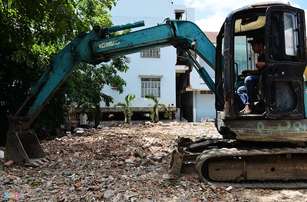'Thần đèn' nâng nhà thờ 5.500 tấn ở Sài Gòn lên 2 m