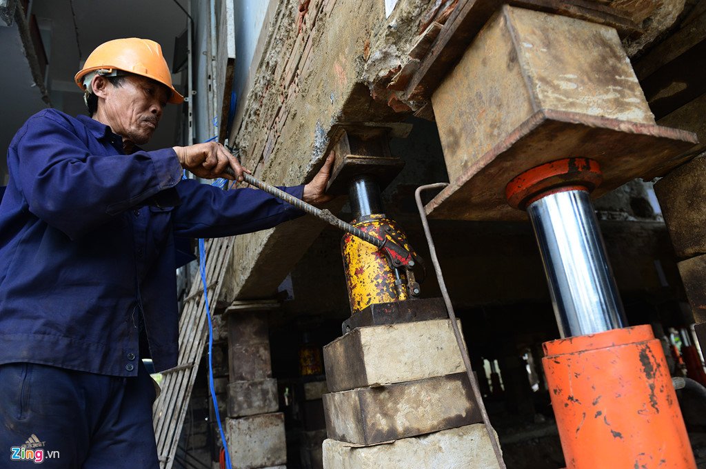 'Thần đèn' nâng nhà thờ 5.500 tấn ở Sài Gòn lên 2 m