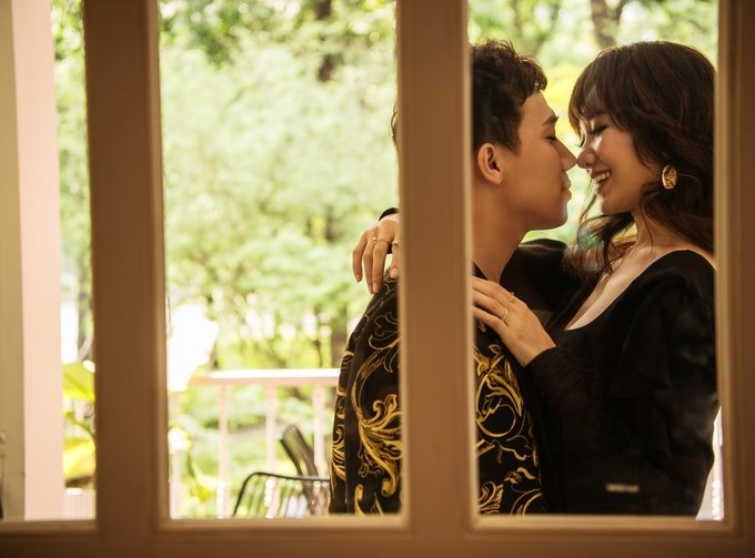 vo-chong-tran-thanh-hari-won-hon-nhau-ngot-ngao-trong-bo-anh-ky-niem-17-thang-ket-hon
