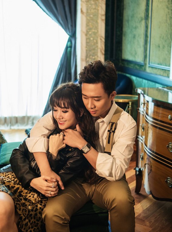 vo-chong-tran-thanh-hari-won-hon-nhau-ngot-ngao-trong-bo-anh-ky-niem-17-thang-ket-hon
