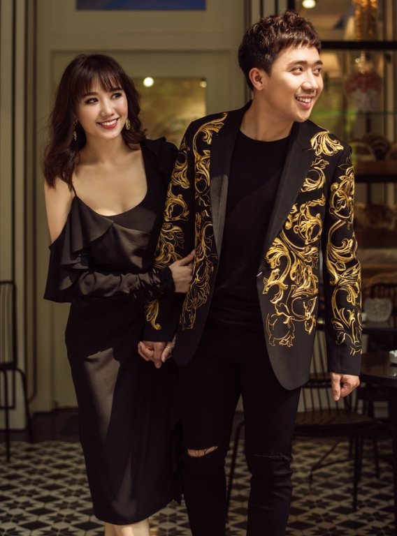 vo-chong-tran-thanh-hari-won-hon-nhau-ngot-ngao-trong-bo-anh-ky-niem-17-thang-ket-hon