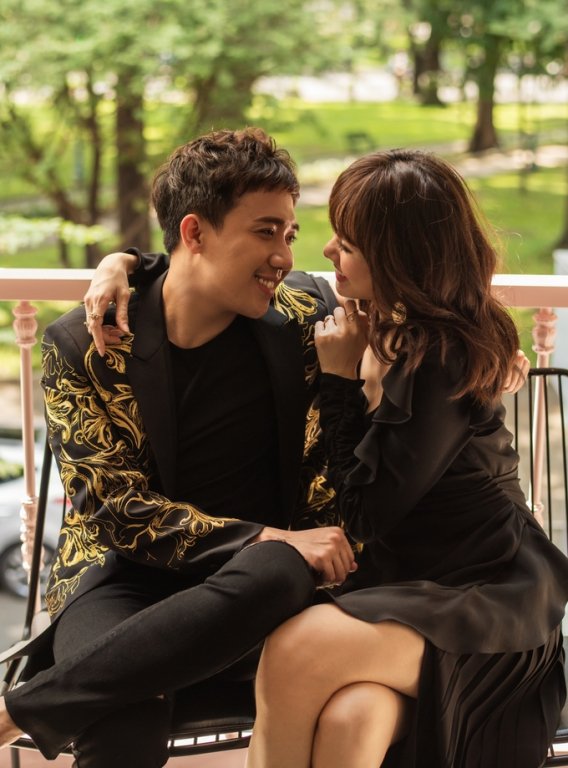 vo-chong-tran-thanh-hari-won-hon-nhau-ngot-ngao-trong-bo-anh-ky-niem-17-thang-ket-hon