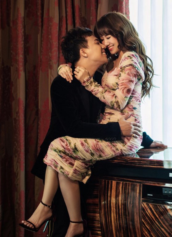 vo-chong-tran-thanh-hari-won-hon-nhau-ngot-ngao-trong-bo-anh-ky-niem-17-thang-ket-hon