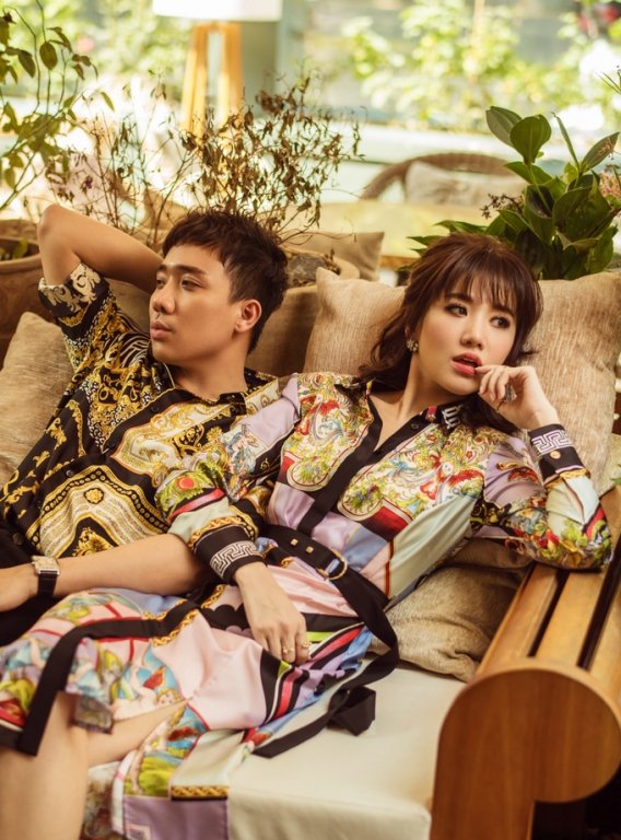 vo-chong-tran-thanh-hari-won-hon-nhau-ngot-ngao-trong-bo-anh-ky-niem-17-thang-ket-hon