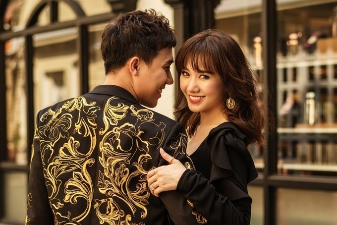 vo-chong-tran-thanh-hari-won-hon-nhau-ngot-ngao-trong-bo-anh-ky-niem-17-thang-ket-hon