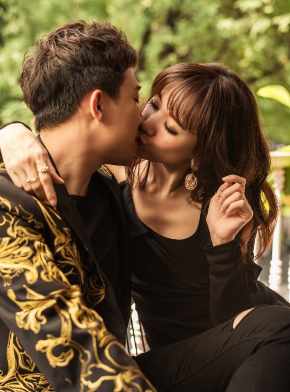 vo-chong-tran-thanh-hari-won-hon-nhau-ngot-ngao-trong-bo-anh-ky-niem-17-thang-ket-hon