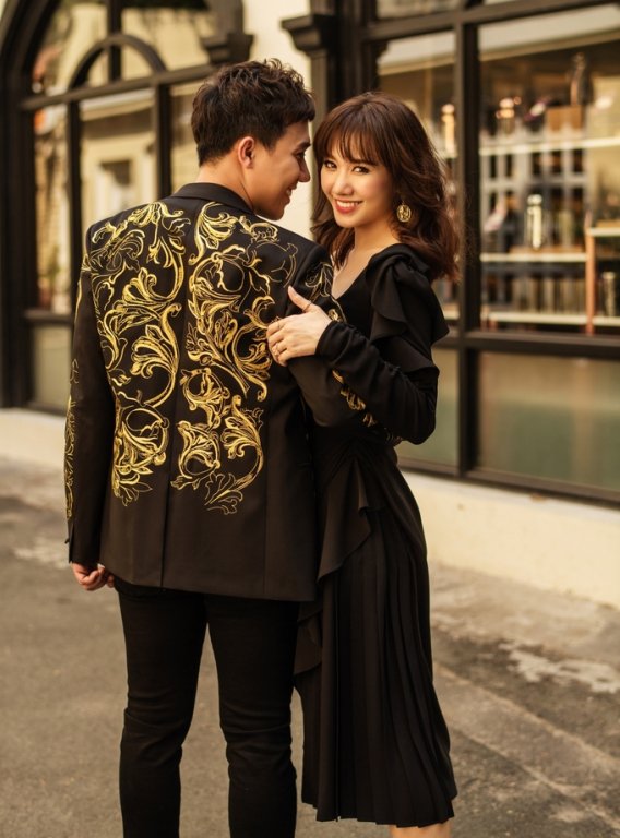 vo-chong-tran-thanh-hari-won-hon-nhau-ngot-ngao-trong-bo-anh-ky-niem-17-thang-ket-hon